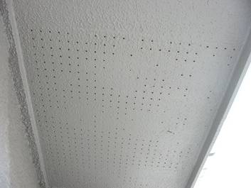 軒天の空気口をふさいでしまった